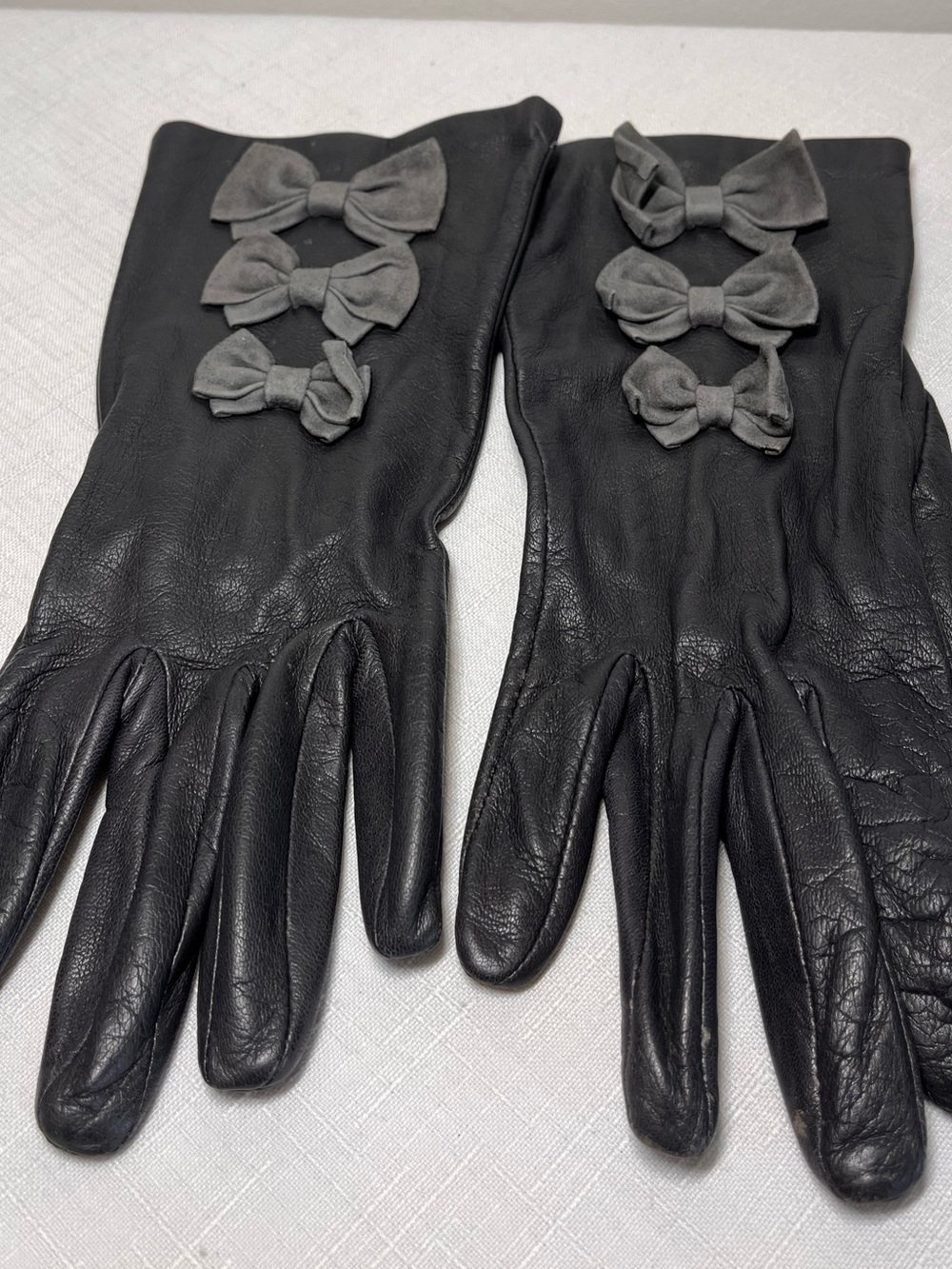 Dark grey Leather Gloves with Gray Bow Accent
Large 7
Lightly lined